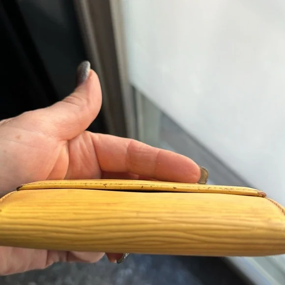 Used LV Yellow Vernis trifold wallet! display picture 1